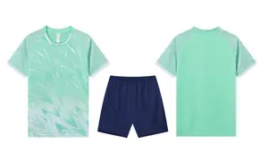 Vue avant et arrière d'un ensemble de maillot de foot dégradé vert menthe et short