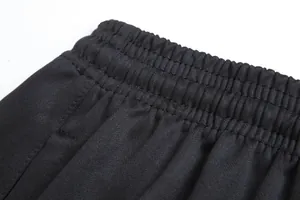 Vue détaillée de la taille élastique d'un pantalon de sport noir pour l'entraînement.