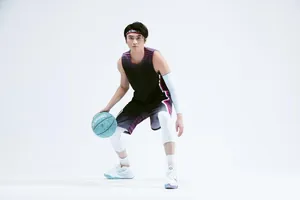 Detail des hochwertigen Herren-Basketball-Trikotsatzes mit Farbverlauf
