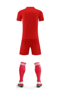 Vue arrière d'un ensemble de football rouge avec maillot respirant à séchage rapide
