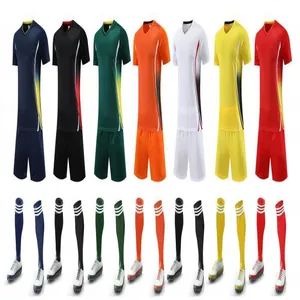 Détail de sept coloris d'ensembles de football à séchage rapide pour l'entraînement.