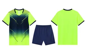 Vue avant et arrière de l'ensemble de maillot de foot vert fluo respirant et short bleu