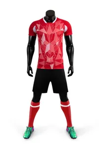 Detailansicht des modernen geometrischen Löwenmusters auf dem roten Fußballtrikot