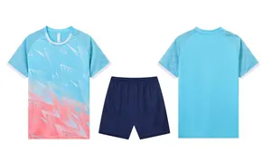 Vue avant et arrière du kit de football bleu dégradé avec short d'entraînement bleu.