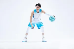 Professionelles blau-weißes Basketball-Trikot-Set für Herren an einem sportlichen Model.