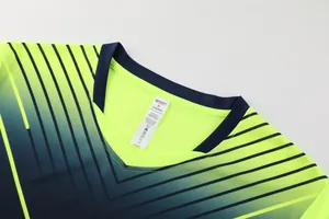 Détail du col d'un maillot de football jaune néon avec rayures bleu marine