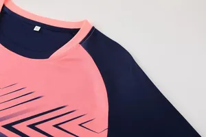 Detailopname van de ademende voetbalshirtkraag en de schouderstiksels
