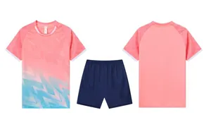 Ensemble de football pour enfants dégradé rose et bleu, vues de face et de dos.