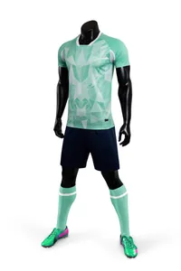 Komplettes Fußball-Trainingsset mit mintgrünem Löwen-Trikot und blauer Hose