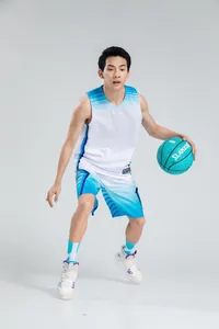 Professionelles blau-weißes Basketball-Trikot-Set für Herren am männlichen Model