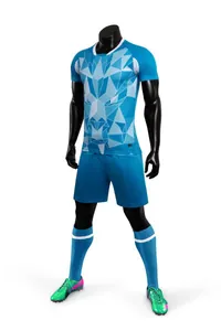 Vollansicht des blauen Fußball-Trikot-Sets mit geometrischem Löwen-Grafik auf Mannequin.