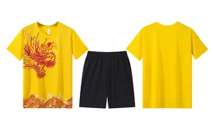 Conjunto deportivo amarillo de secado rápido con diseño tradicional de dragón rojo