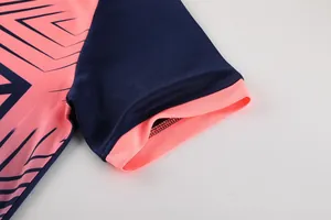 Detailopname van ademende mesh-stof en de mouwboord van een sneldrogend voetbalshirt.