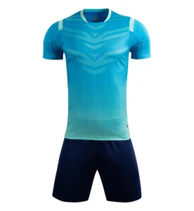 Volledig voetbaltenue met lichtblauw shirt en donkerblauwe korte broek