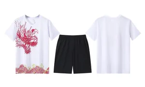Conjunto deportivo de camiseta blanca con cuello en V, dragón rojo y pantalón corto negro