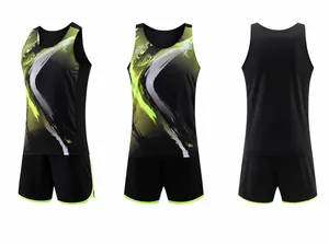 Detalle del uniforme de atletismo negro con patrones abstractos amarillos vivos