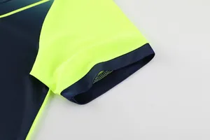 Gros plan d'une manche de maillot de foot respirant avec coutures contrastées au bord