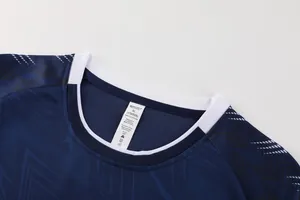 Vue détaillée de l'encolure et de l'étiquette de ce maillot de football bleu dégradé
