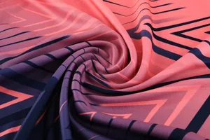 Detailopname van ademende voetbalshirtstof met geometrisch verloop en mesh-structuur