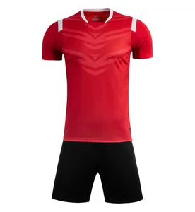 Rood voetbalshirt met korte mouwen, geometrische patronen en zwarte korte broek in detailweergave
