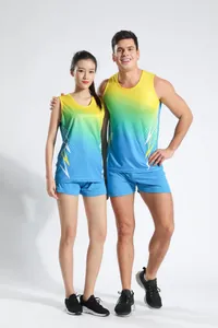 Conjunto de atletismo con degradado amarillo y azul usado por modelos masculinos y femeninos
