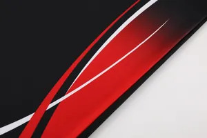 Gros plan du tissu d'un maillot de foot respirant avec des rayures rouges et blanches
