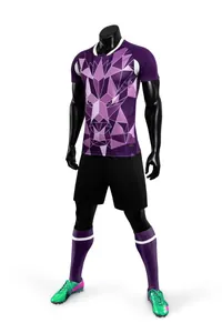 Detailansicht des lila Fußballtrikots mit geometrischem Löwenprint und Socken-Set