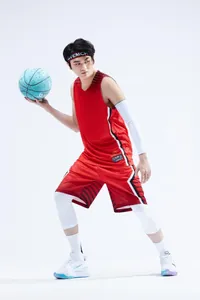 Dynamisches rotes Basketball-Trikot-Set für Herren SM7704 mit sportlichen Streifendetails