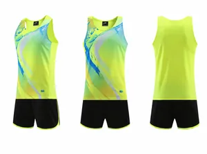 Conjunto de running de atletismo verde neón con camiseta y pantalón corto, vista de tres ángulos.