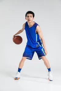 Vollkörperansicht eines männlichen Athleten in einem blauen Basketball-Trikot und passenden Shorts