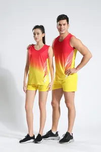 Detalle del uniforme de carrera de atletismo con degradado rojo y amarillo deportivo