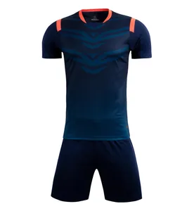 Detailoverzicht van marineblauw voetbaltenue met oranje accenten in V-hals