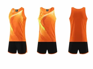 Conjunto de atletismo naranja con camiseta de tirantes y pantalones cortos negros