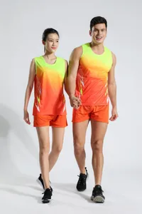 Traje de running para atletismo con camiseta de tirantes y pantalones cortos naranja