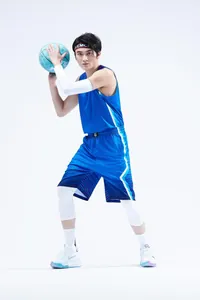 Professionelles blaues Basketball-Trikot-Set für Herren in einer Ganzkörper-Action-Pose.