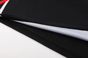 Gros plan de l'ourlet à double couture sur un maillot de foot noir