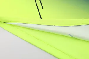 Gros plan des coutures de qualité sur un maillot de foot jaune néon à séchage rapide
