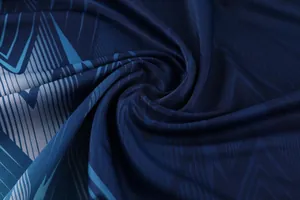 Vue macro du tissu respirant bleu marine d'un maillot de foot avec micro-perforations