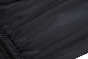 Gros plan de la texture du tissu noir respirant pour les survêtements de sport professionnels