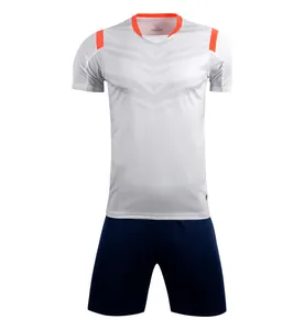 Wit en marineblauw voetbaltenue met oranje accenten voor sportieve trainingen
