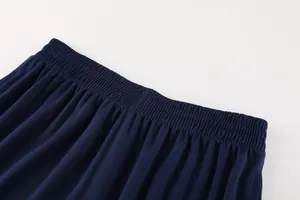 Vue détaillée de la taille élastique d'un short de football bleu respirant