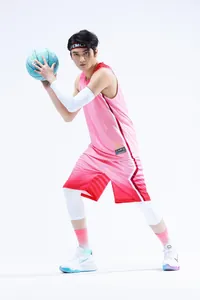 Ganzkörperansicht eines männlichen Modells in einem pinkfarbenen Basketball-Trikot-Set