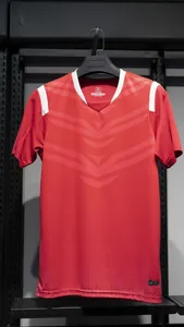Detailopname van rood voetbalshirt met ademende mesh-stof en V-hals