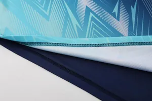Vue macro détaillée de la couture professionnelle sur l'ourlet d'un maillot de foot dégradé bleu