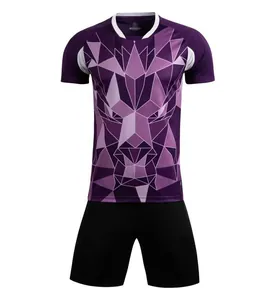 Vorderansicht des Herren Fußball-Sets mit geometrischem Löwenprint Trikot und schwarzen Shorts