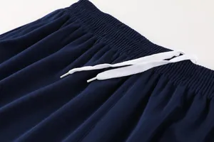 Gros plan sur la taille élastique et le cordon blanc d'un short de football bleu marine chic