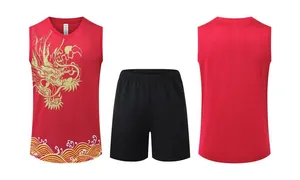 Camiseta roja sin mangas con estampado de dragón dorado y pantalones cortos negros