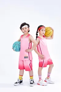 Detaillierte Ansicht des rosa Kinder-Basketballtrikot-Sets mit sportlichem Zubehör