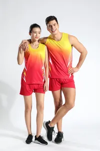 Conjunto de atletismo con degradado amarillo-rojo para maratón y entrenamiento