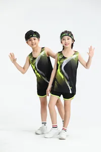 Detalle de niños con trajes de atletismo verde degradado para entrenamiento deportivo